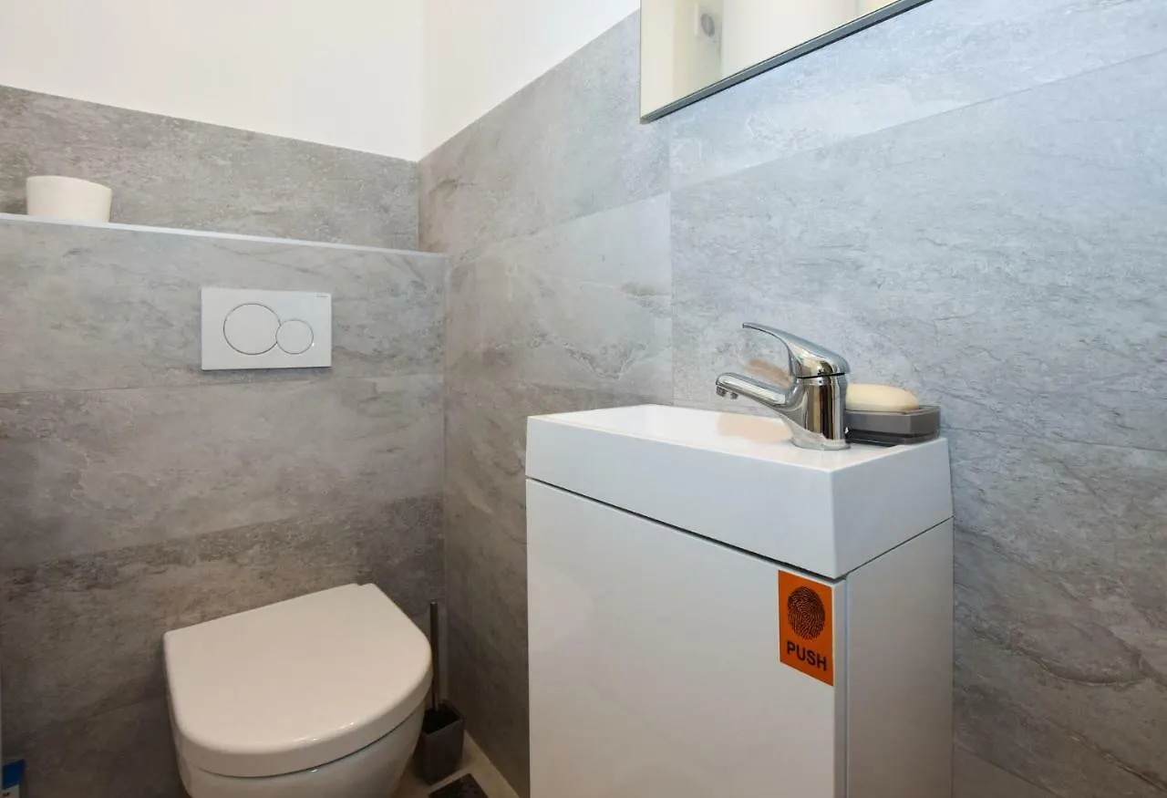 Hugo Apartment Zadar 0*,